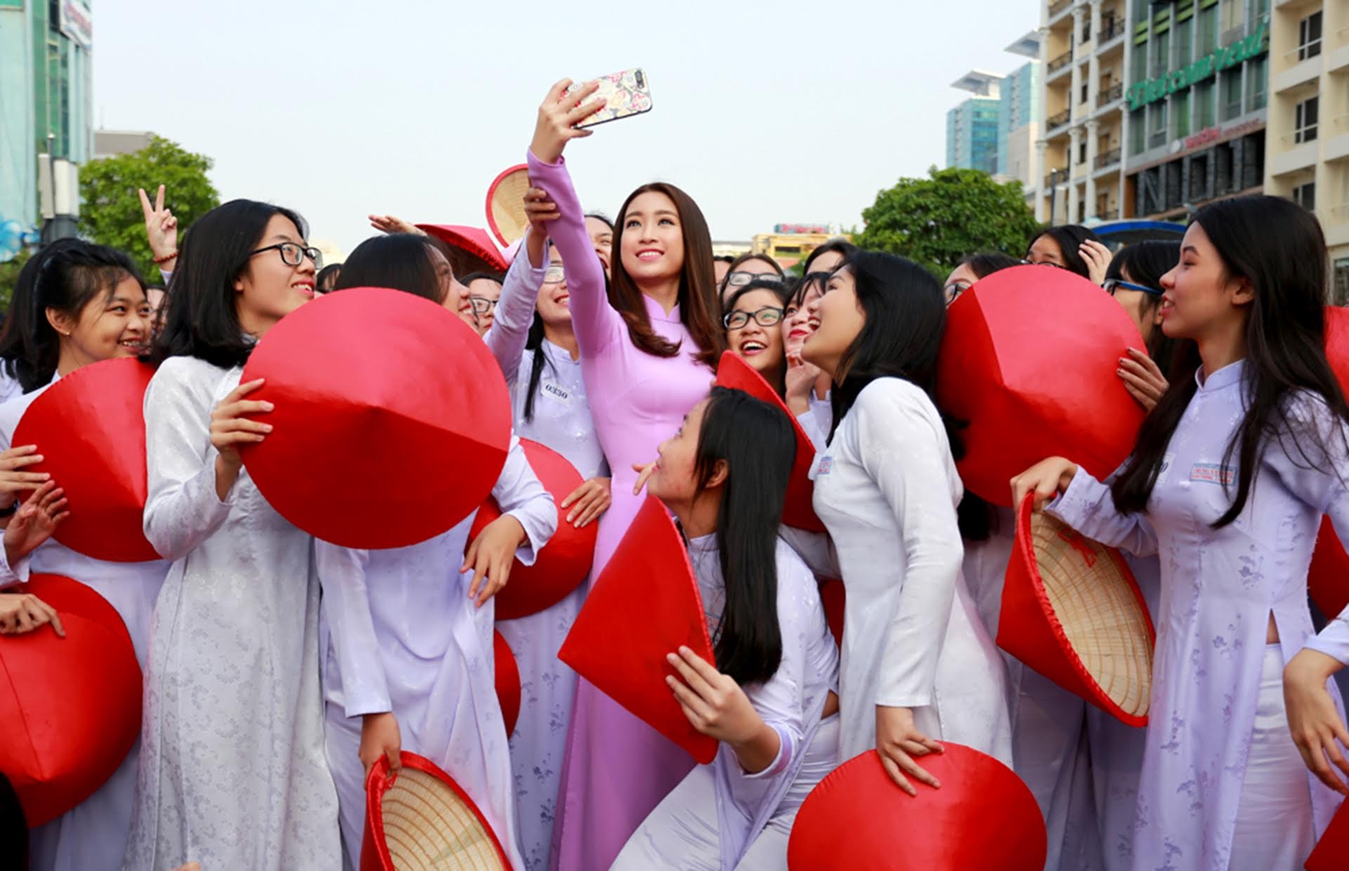 1.000 nu sinh mac ao dai xep hinh ban do anh 5