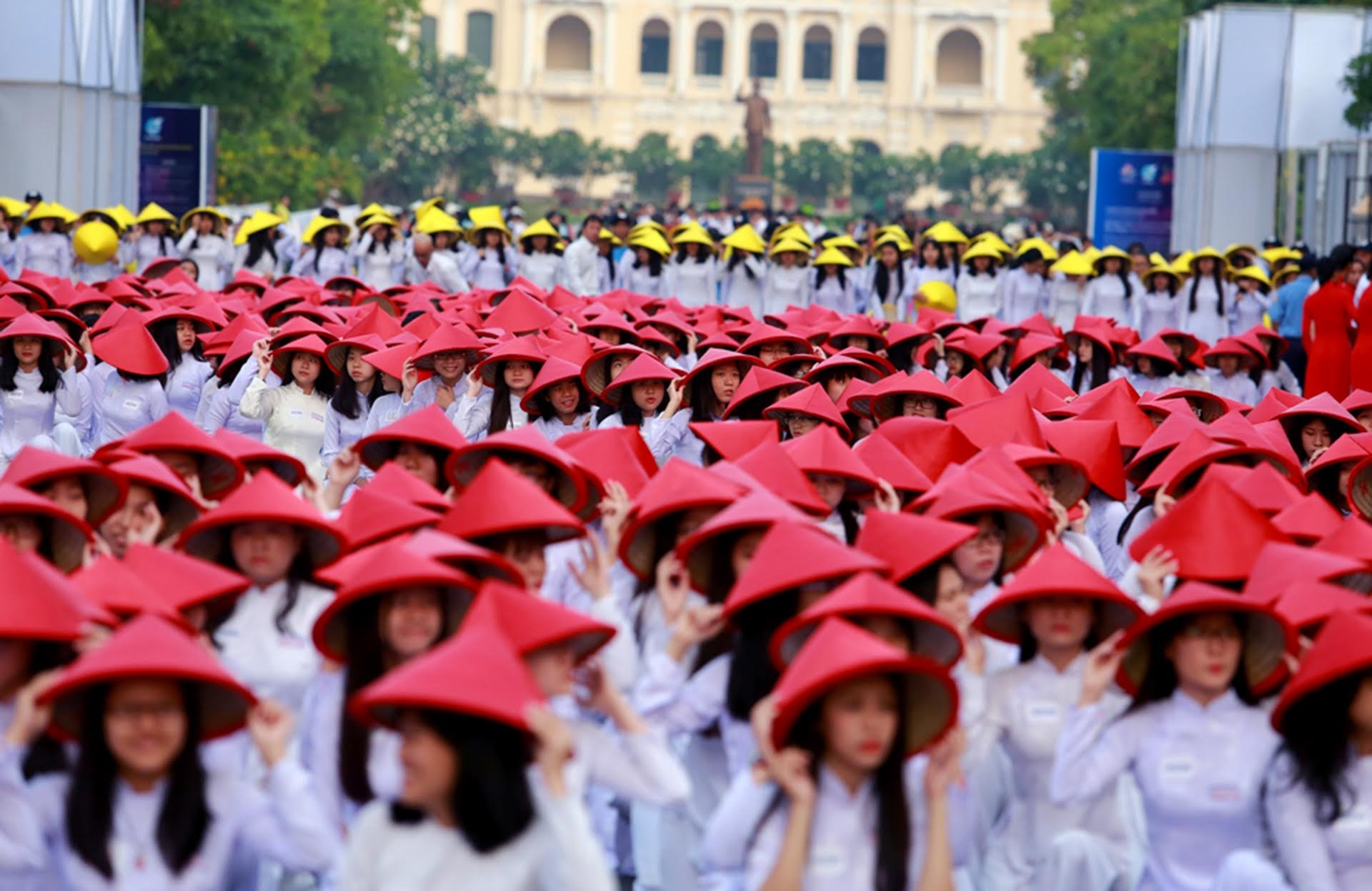 1.000 nu sinh mac ao dai xep hinh ban do anh 7