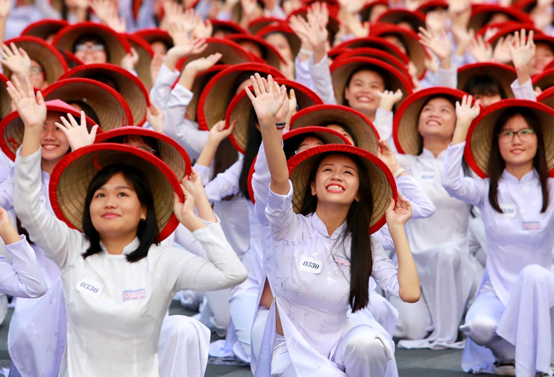 1.000 nu sinh mac ao dai xep hinh ban do anh 8