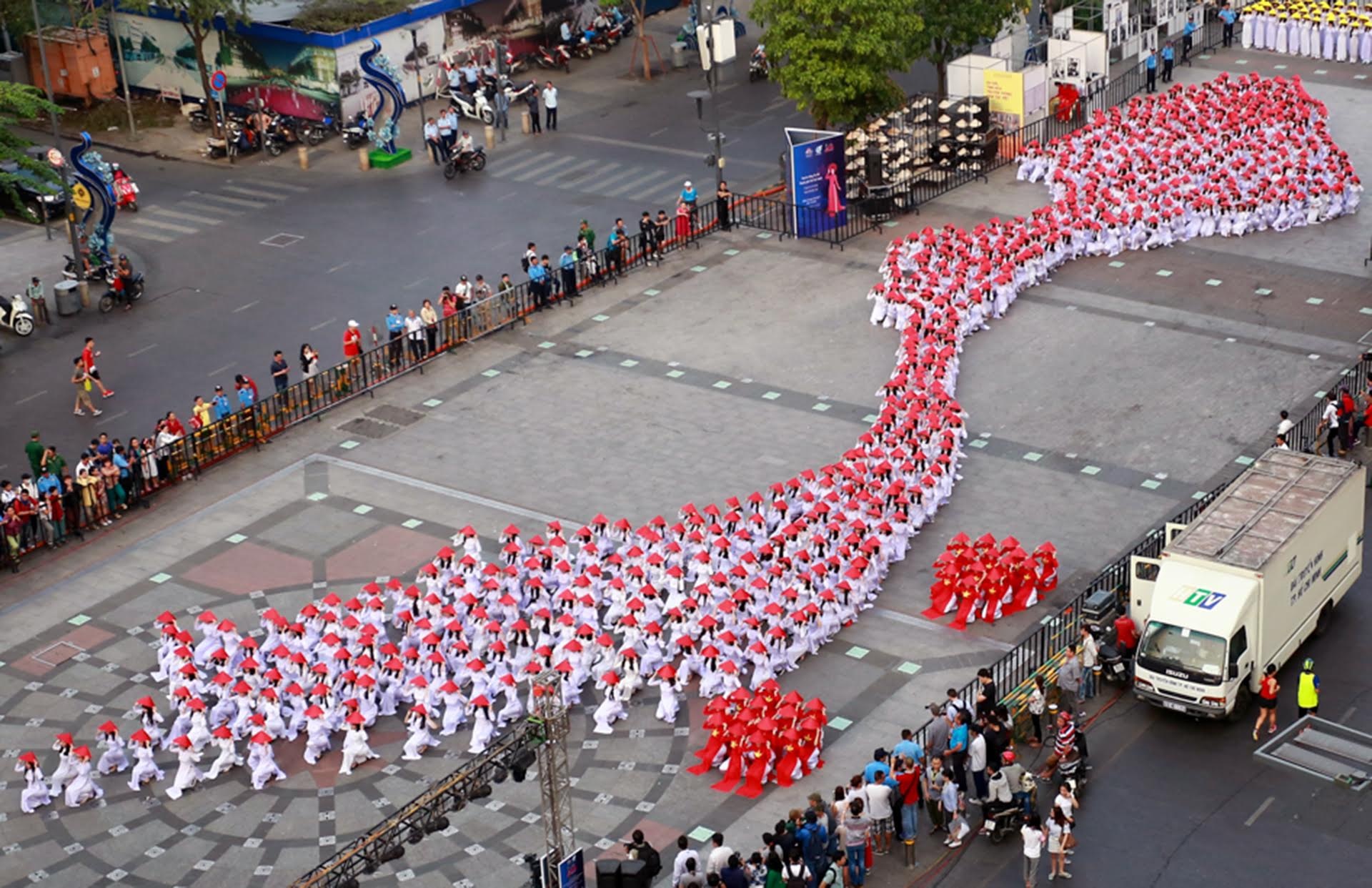 1.000 nu sinh mac ao dai, xep hinh ban do Viet Nam tren pho di bo hinh anh