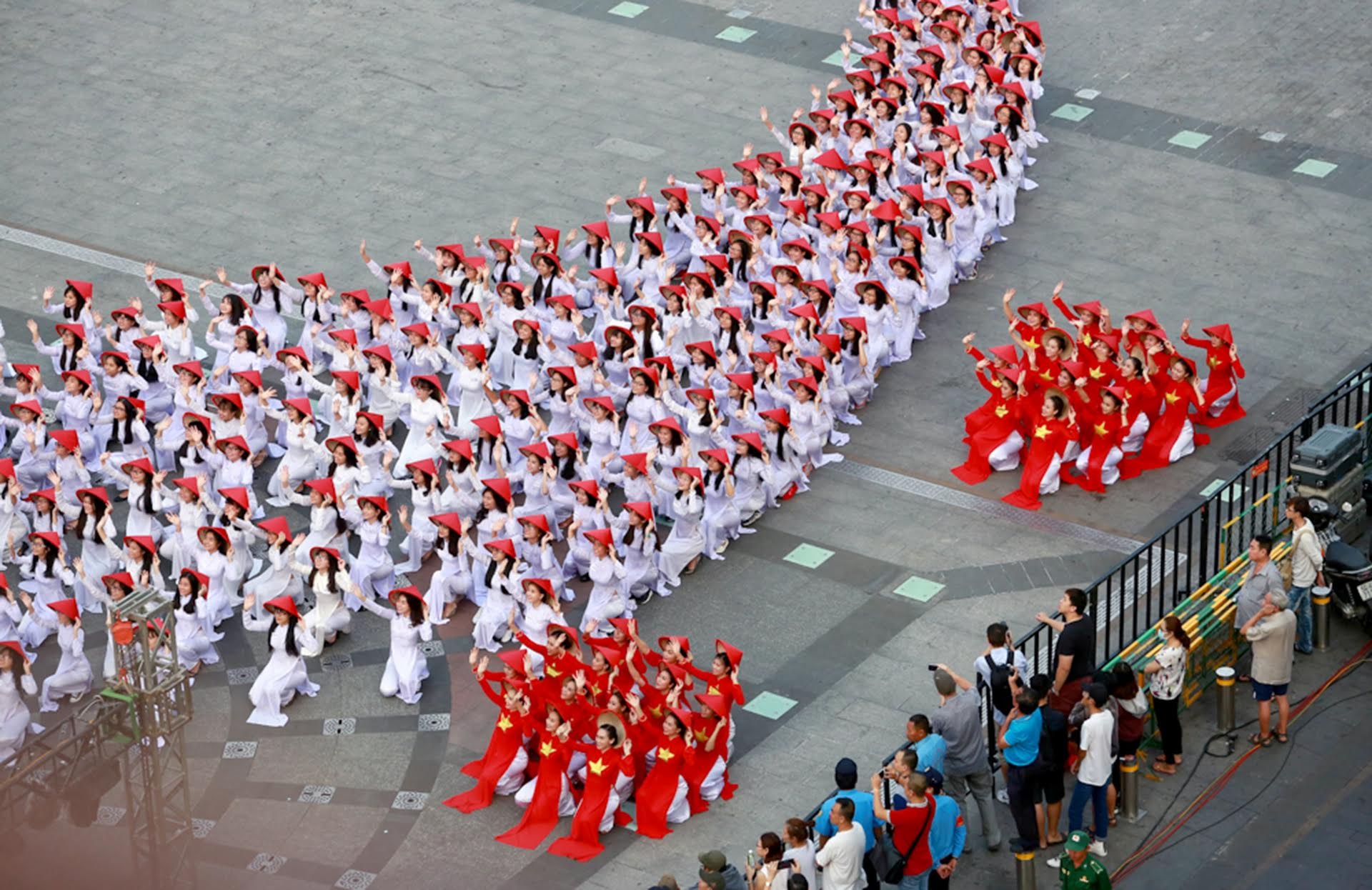 1.000 nu sinh mac ao dai xep hinh ban do anh 2