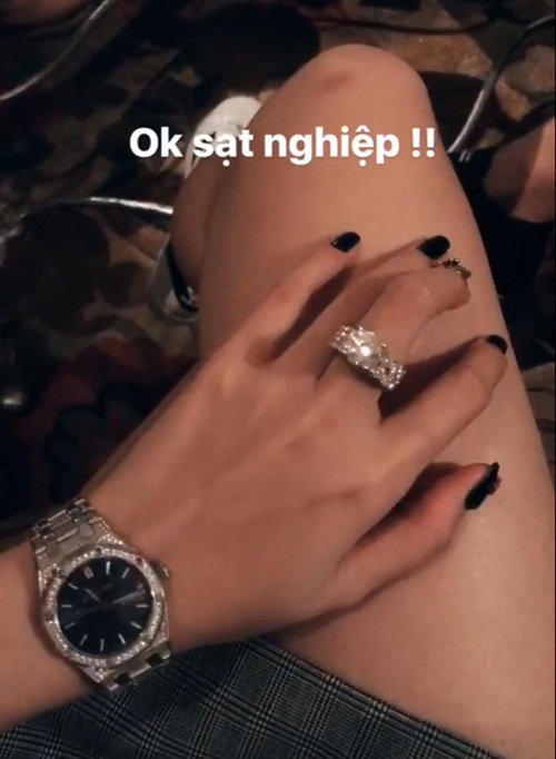 A hau Huyen My khoe hang hieu anh 1