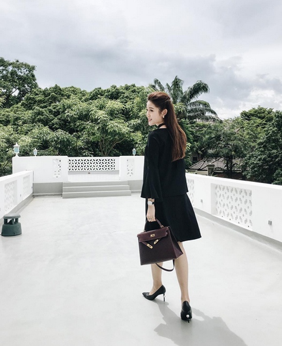 A hau Huyen My khoe hang hieu anh 4