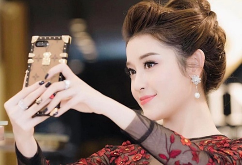 A hau Huyen My than 'sat nghiep' vi sam nhan kim cuong bac ty hinh anh