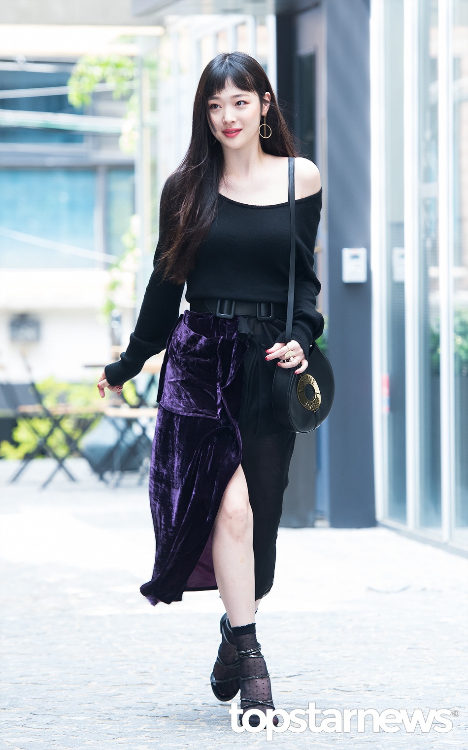 Thời trang nổi bật của kiều nữ nổi loạn Kpop Sulli  ảnh 4 Thoi trang noi bat cua kieu nu noi loan Kpop Sulli anh 4