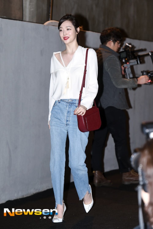 Thời trang nổi bật của kiều nữ nổi loạn Kpop Sulli  ảnh 7 Thoi trang noi bat cua kieu nu noi loan Kpop Sulli anh 7