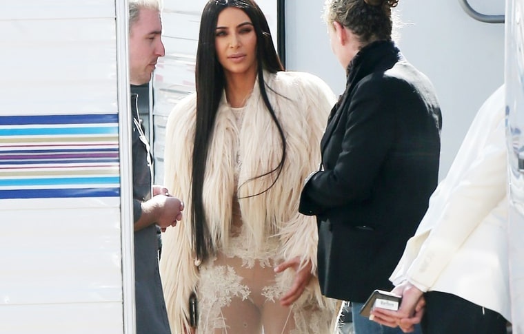 Kim Kardashian tao bao voi vay xuyen thau hinh anh