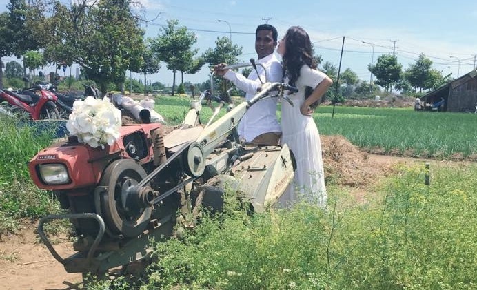 Nguyet Anh va chong An Do dung xe cong nong chup anh cuoi hinh anh