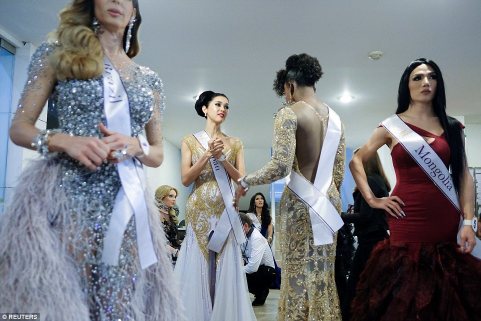 Hoa hau chuyen gioi quoc te 2017 anh 7