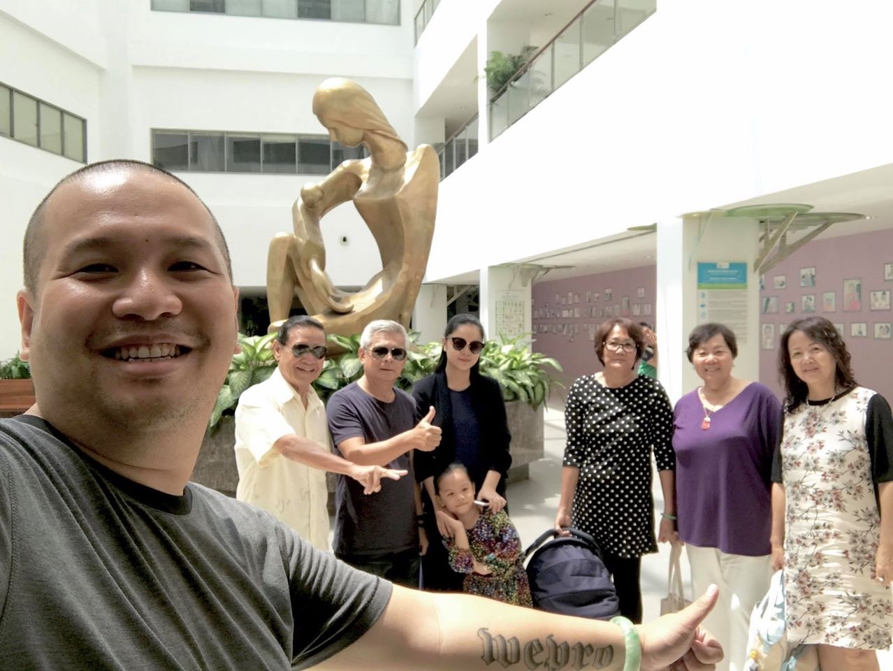 Phạm Quỳnh Anh được chồng, bố mẹ đón khi xuất viện ảnh 1 Pham Quynh Anh duoc chong, bo me don khi xuat vien anh 1