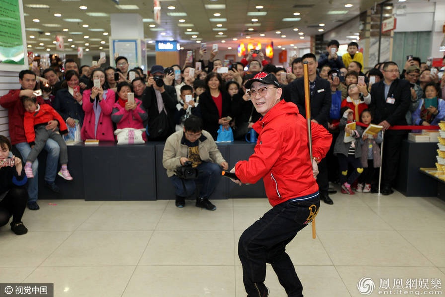 Luc Tieu Linh Dong bi khan gia quay lung anh 2