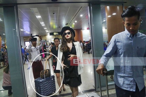 Huyen My de me xach hanh ly anh 1