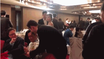 Huynh Hieu Minh gay bat ngo khi cui xin chu ky Co Thien Lac hinh anh