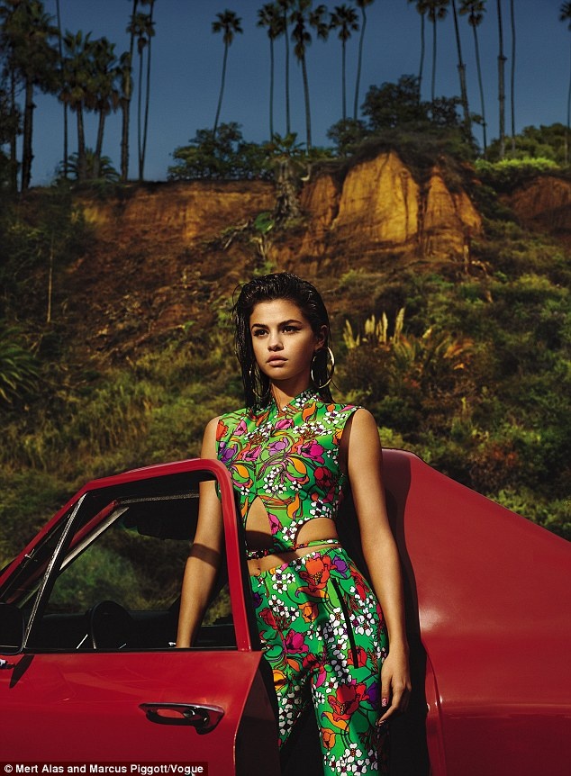 Selena Gomez nong bong voi hoa tiet he anh 3