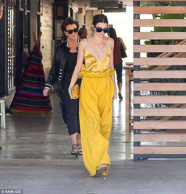 Kendall Jenner dien mau quan ban chay ra pho anh 1