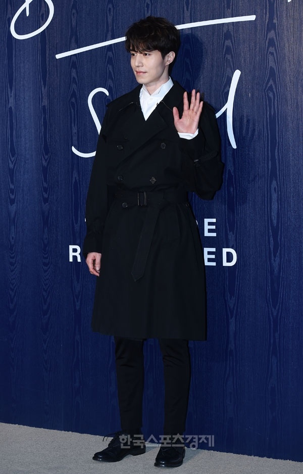 Hot boy EXO lep ve so voi dan anh khi du su kien anh 4