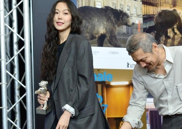 Vo quyet khong ly hon du chong cong khai cung phung tinh tre hinh anh