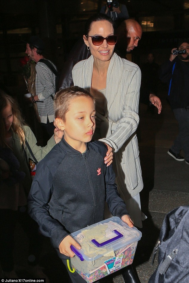 Angelina Jolie dua con ve nha anh 6