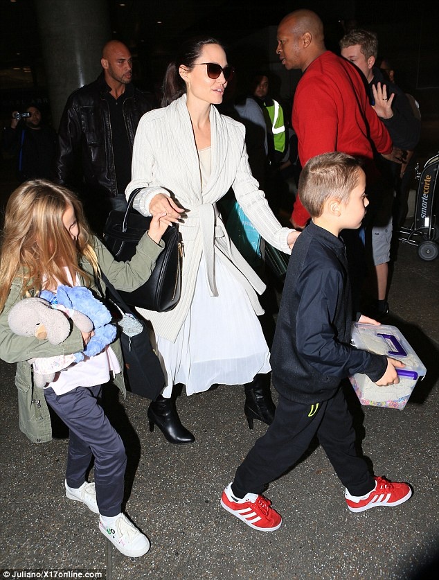 Angelina Jolie dua con ve nha anh 4