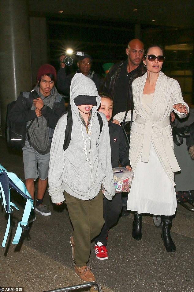 Angelina Jolie dua con ve nha anh 5