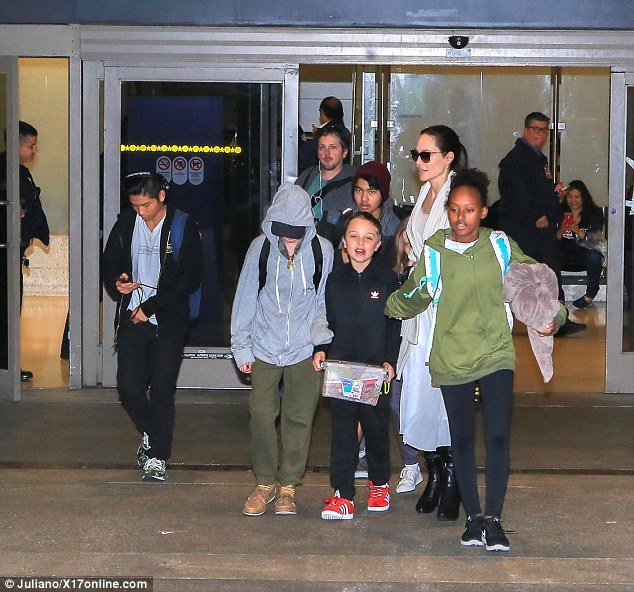 Angelina Jolie dua con ve nha anh 2