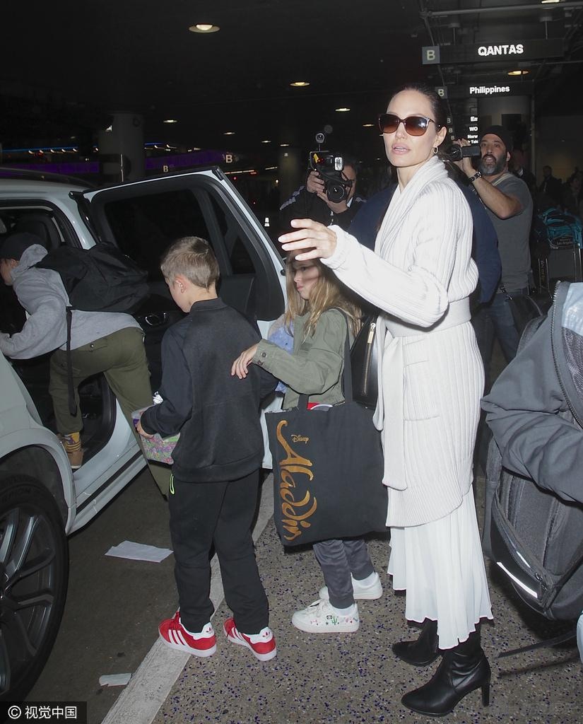 Angelina Jolie dua con ve nha anh 7