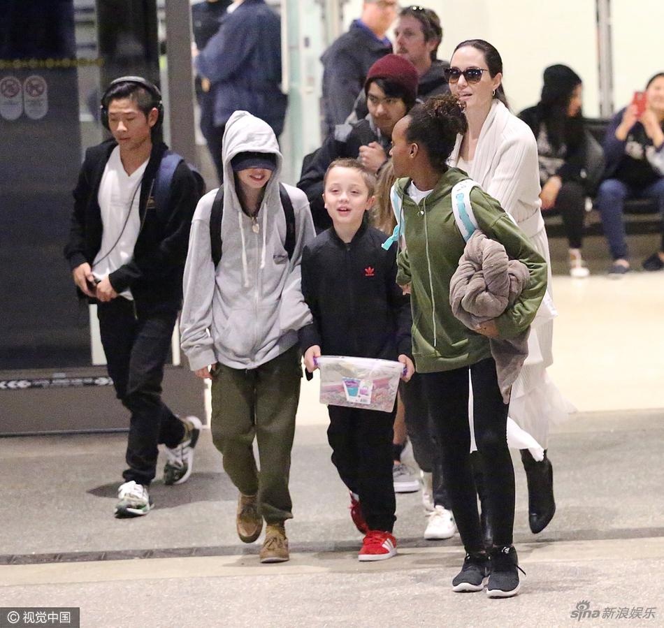 Angelina Jolie dua con ve nha anh 1