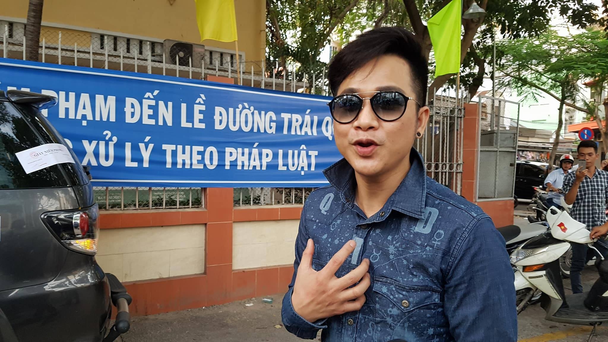 Clip Quach Tuan Du go niem phong xe sau khi bi xu phat hinh anh