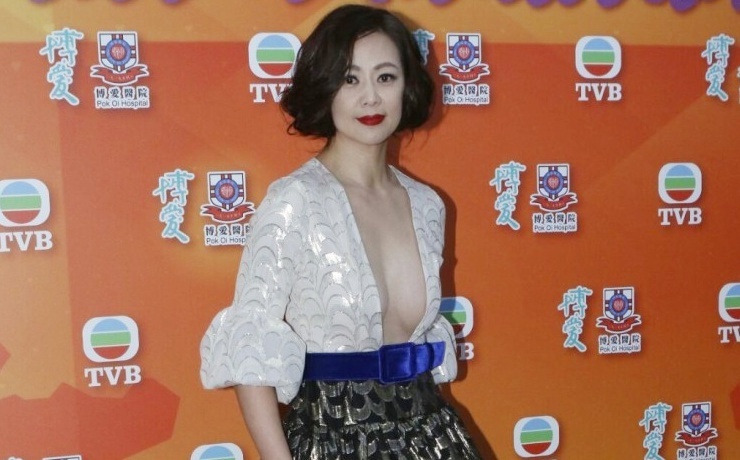 Diva Trung Quoc gay tranh cai vi tuoi U50 mac tao bao tren truyen hinh hinh anh