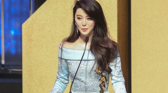 Pham Bang Bang lo nhan sac that tren tham do khi khong photoshop hinh anh