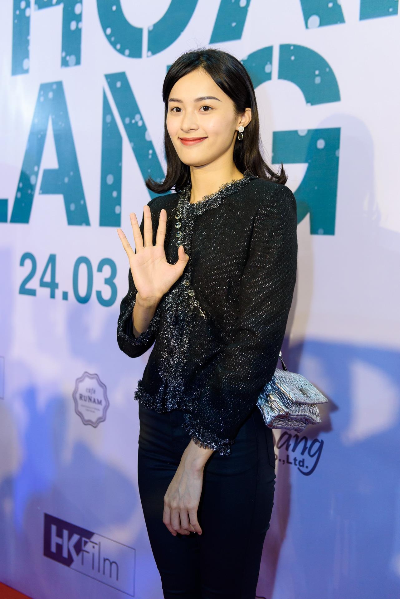 Hạ Vi gầy gò một mình đi sự kiện ảnh 1 Ha Vi gay go mot minh di su kien anh 1