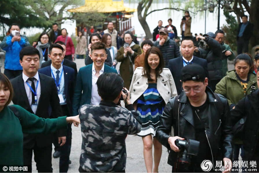 Lam Tam Nhu va To Huu Bang bi bua vay khi di su kien chung hinh anh