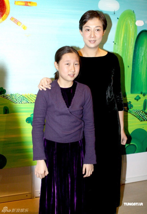 Con gái Thành Long hư hỏng, đồng tính ảnh 2 Con gai Thanh Long hu hong, dong tinh anh 2