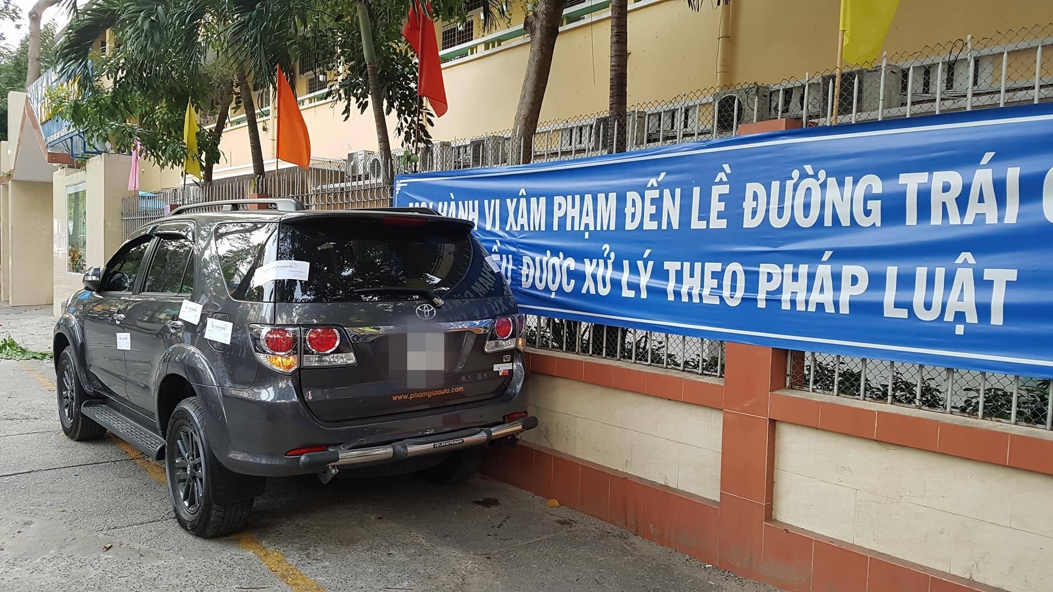 Quách Tuấn Du bán xe hơi sau khi bị cẩu về phường ảnh 2 Quach Tuan Du ban xe hoi sau khi bi cau ve phuong anh 2