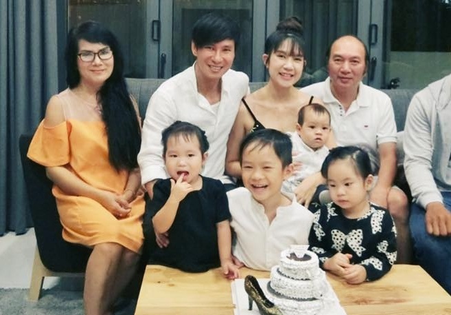 Vo Ly Hai don tuoi 32 ben chong con va ba me hinh anh