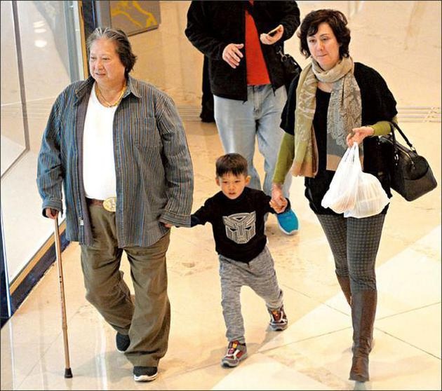 Hong Kim Bao kieng ne vo sau khi phai chong gay anh 1