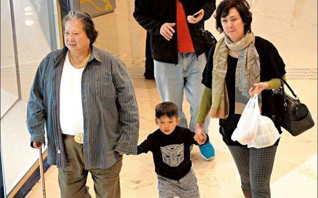 Hong Kim Bao chong gay dua vo di mua sam hinh anh