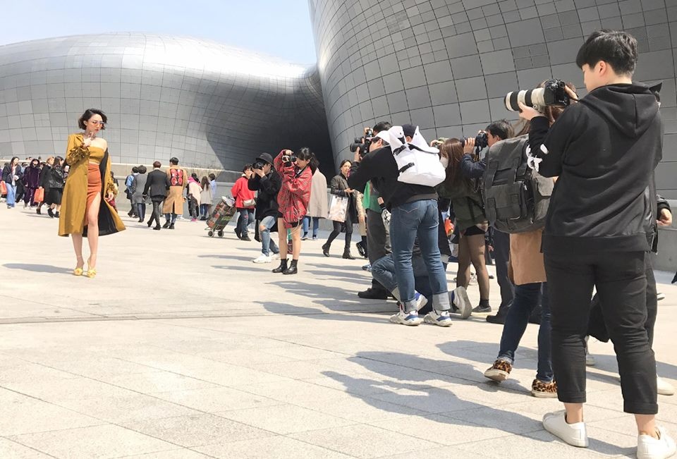 Toc Tien dien vay goi cam hut ong kinh anh 2