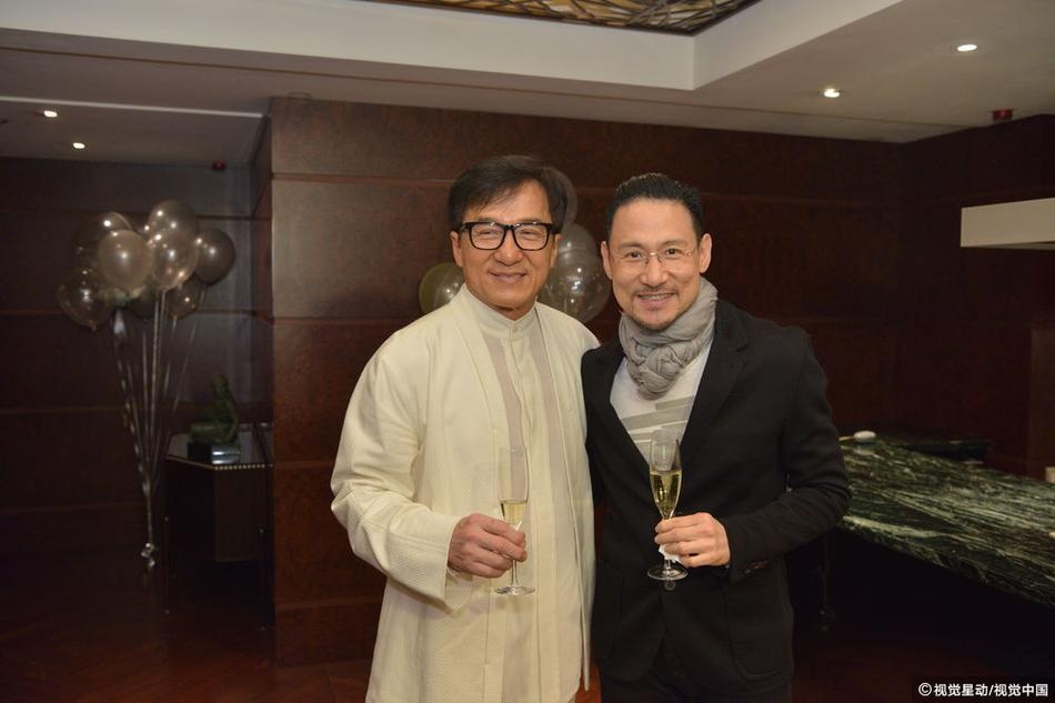 Thanh Long mo tiec thau dem anh 9