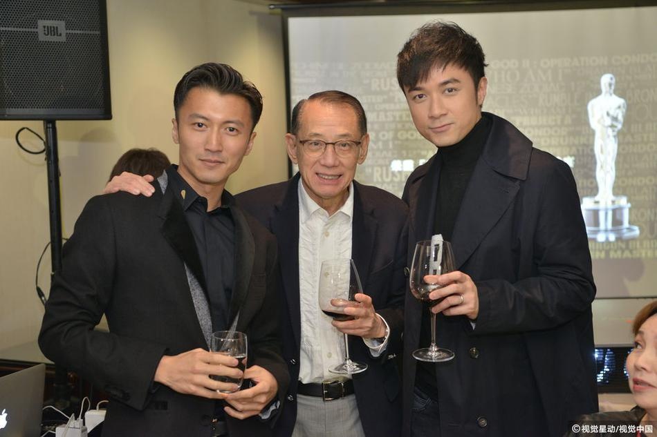 Thanh Long mo tiec thau dem anh 8