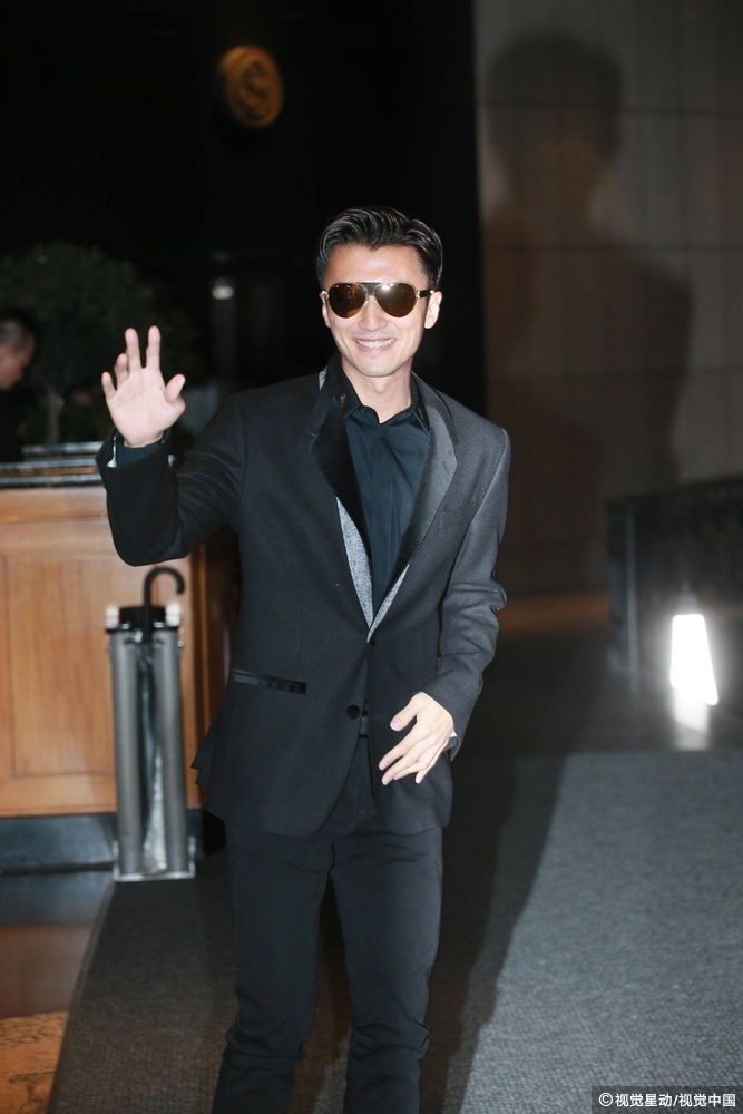 Thanh Long mo tiec thau dem anh 6