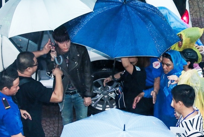 Su kien hot cua Son Tung: San khau bo khong, fan chay tan loan hinh anh