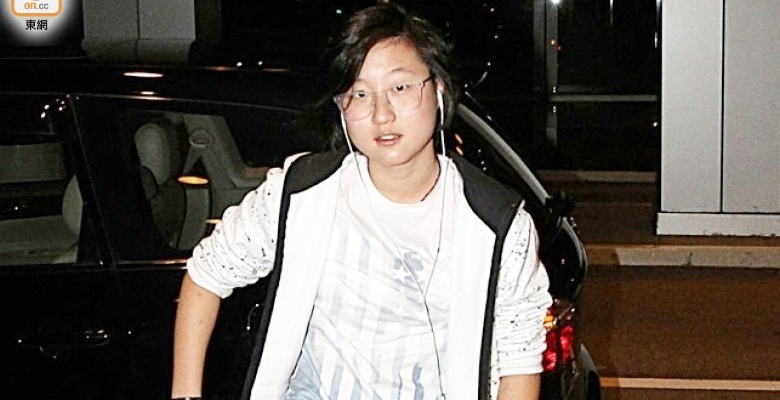 Bao Trung Quoc dua tin con gai Thanh Long nhap vien vi tu tu hinh anh