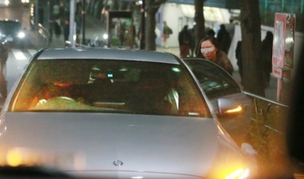 Sao nu Nhat tuyen bo co thai sau khi chong lo anh may mua trong xe hoi hinh anh