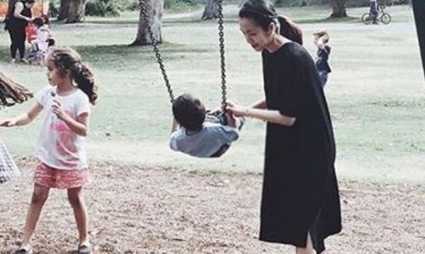 Tang Thanh Ha dua con trai di choi cong vien hinh anh