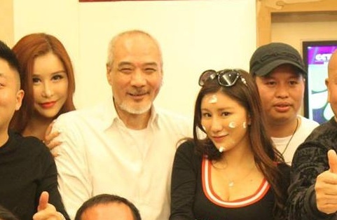 Tai tu U70 'Thien long bat bo' bi lo chuyen ngoai tinh voi chan dai 9X hinh anh