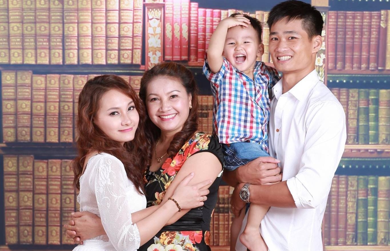 Chong con ngoai doi thuc cua nang dau phim 'Song chung voi me chong' hinh anh