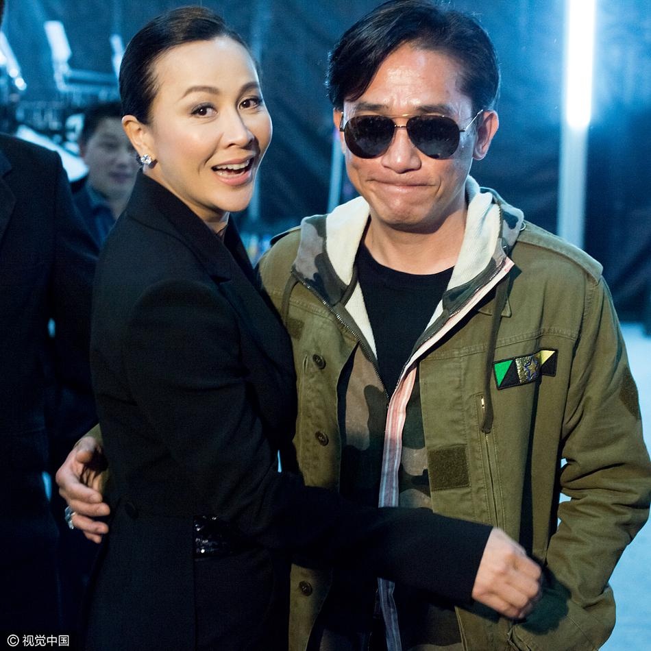 Lương Triều Vỹ hững hờ khi ôm vợ ảnh 1 Luong Trieu Vy hung ho khi om vo anh 1