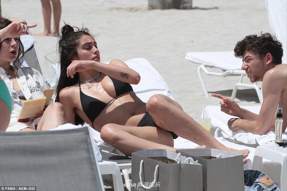 Con gai Madonna dien bikini anh 6