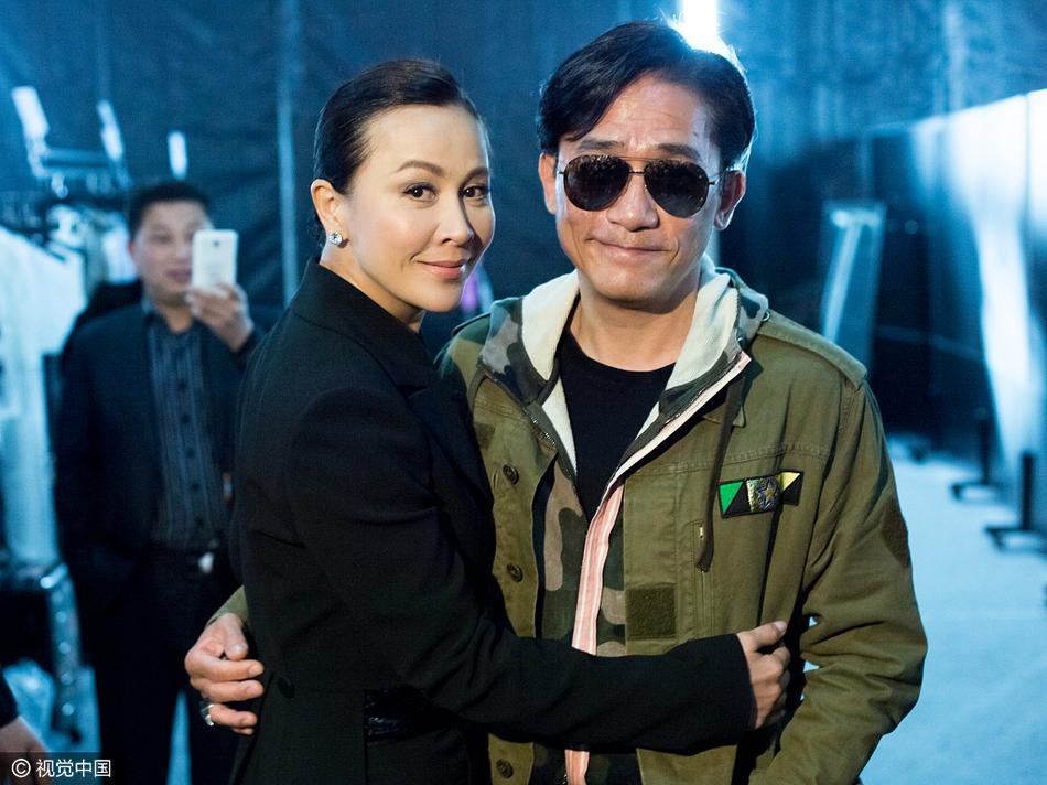 Lương Triều Vỹ hững hờ khi ôm vợ ảnh 2 Luong Trieu Vy hung ho khi om vo anh 2